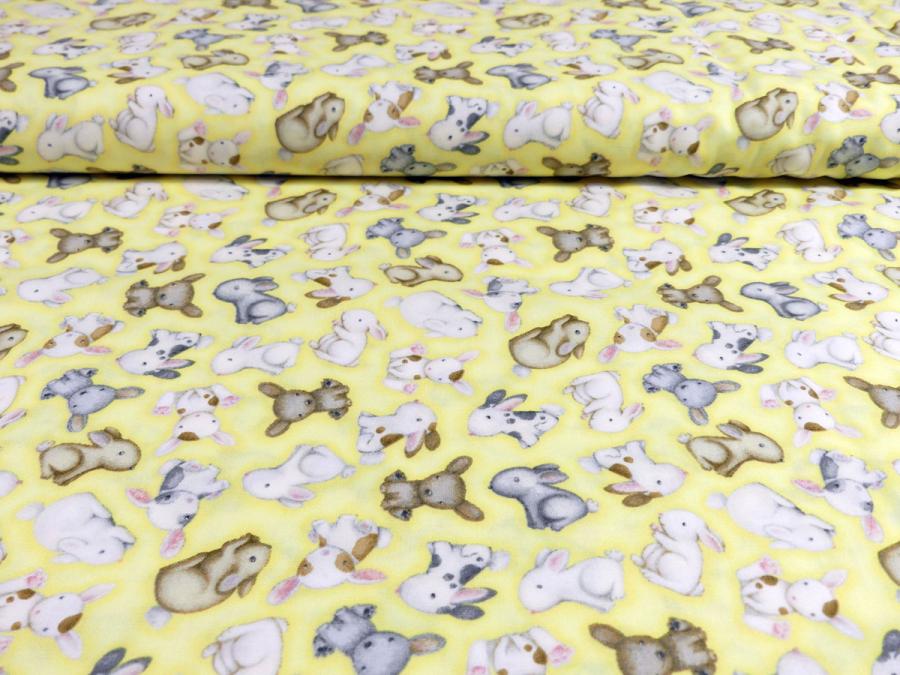 Patchworkstoff mit vielen kleinen Hasenbabies auf gelb von Henry Glass Fabrics